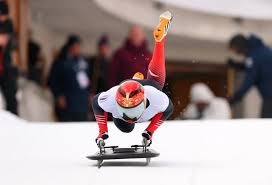 大谷翔平在 2022 年达成 30 轰、10 胜，成为贝比鲁斯后的历史第一人